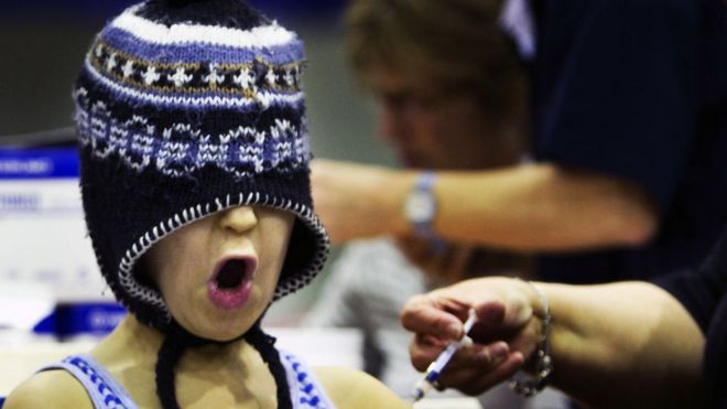 Dečak koji se plaši vakcine pokrio je lice kapom