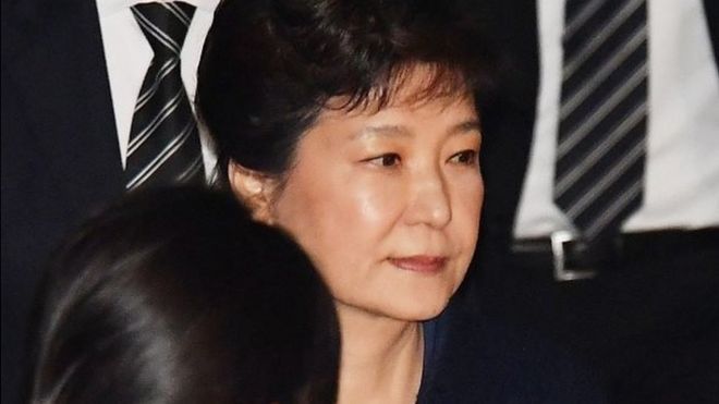 Tổng thống bị truất quyền của Nam Hàn, bà Park Geun-hye, rời khỏi tòa sau khi nghe đọc yêu cầu của công tố bắt giữ bà tại Tòa Quận Trung tâm Seoul ngày 30 tháng Ba năm 2017, Nam Hàn