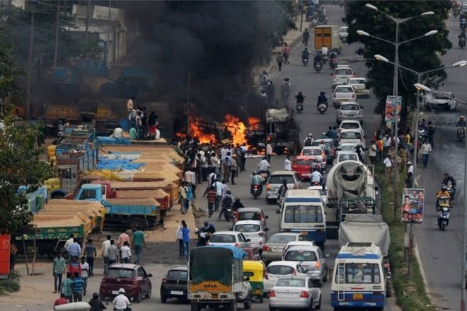 Общий вид активистов движения за Карнатака во время акции протеста на оживленной улице в Бангалоре, Индия, 12 сентября 2016 года.
