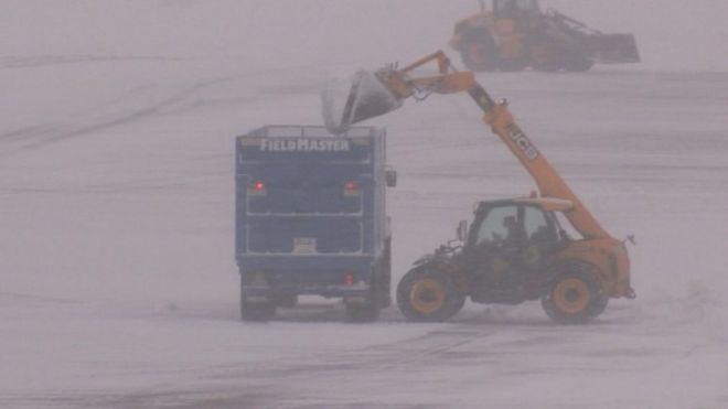 Уборка снега в аэропорту Бристоля