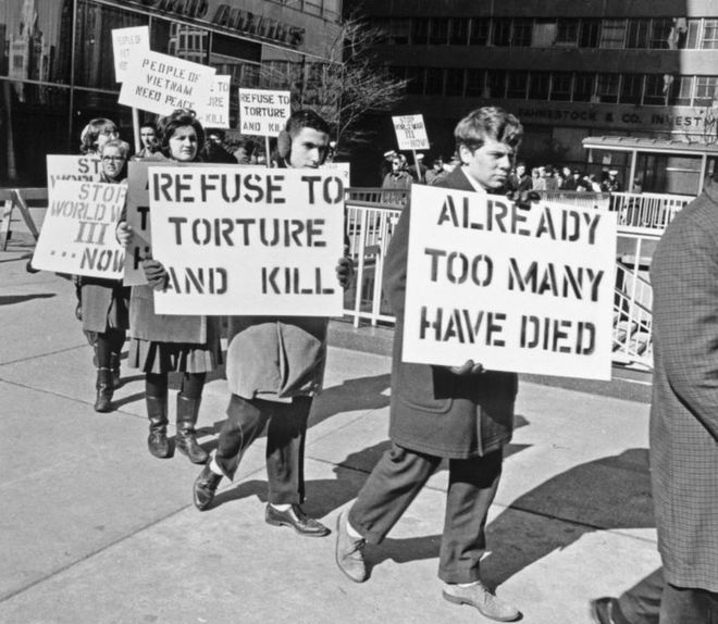 Протестующие в Филадельфии держат таблички с надписями: «Откажись от пыток и убей»