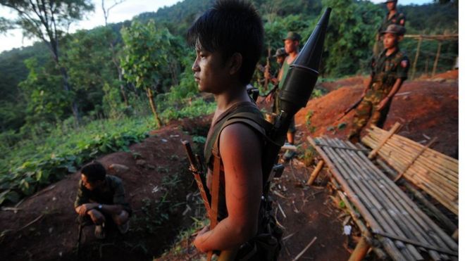 停戦合意に参加した「全ビルマ学生民主戦線 ・ビルマ北部（ABSDF-NB）」の戦闘員（写真は2012年9月）