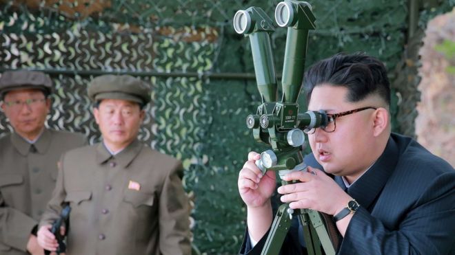 Северокорейский лидер Ким Чен Ын проводит подводный испытательный огонь по стратегической подводной баллистической ракете на этой недатированной фотографии, опубликованной KCNA в Пхеньяне 24 апреля 2016 года.
