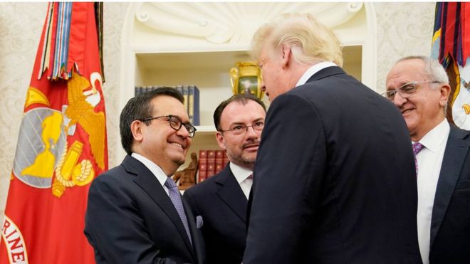 도널드 트럼프 대통령이 멕시코의 경제부 일데폰소 과자르도 빌라레 장관과 악수하고 있다.