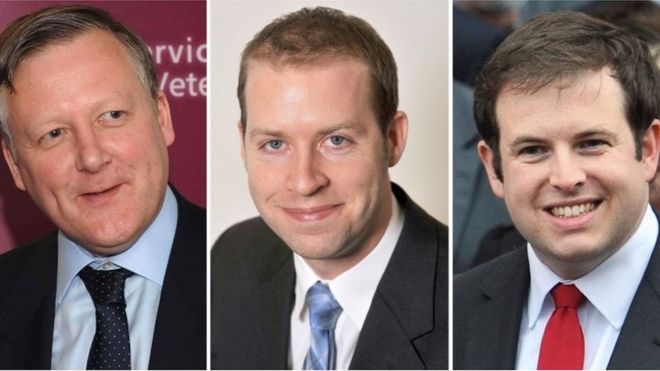 Слева направо: Кеван Джонс, Джонатан Рейнольдс и Стивен Даути. Лейбористские депутаты подали в отставку