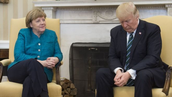 Президент США Дональд Трамп и канцлер Германии Ангела Меркель встречаются в Овальном кабинете Белого дома в Вашингтоне, округ Колумбия, 17 марта 2017 года.