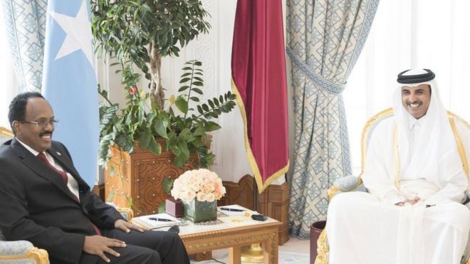 Madaxweyne Farmaajo oo la qoslaya amiirka Qatar