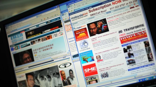 Малайзийские новостные порталы на экране компьютера.