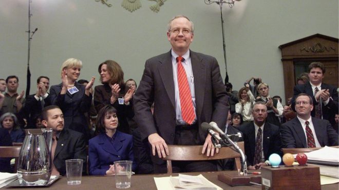 Независимый адвокат Кеннет Старр выступает сторонниками аплодисментов после того, как он завершил примерно двенадцать часов показаний перед Судебным комитетом Палаты представителей по расследованию импичмента 19 ноября 1998 года на Капитолийском холме в Вашингтоне, округ Колумбия