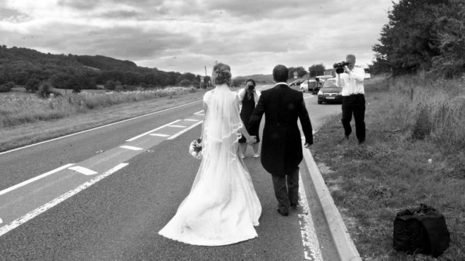 Пара выходит замуж недалеко от A470