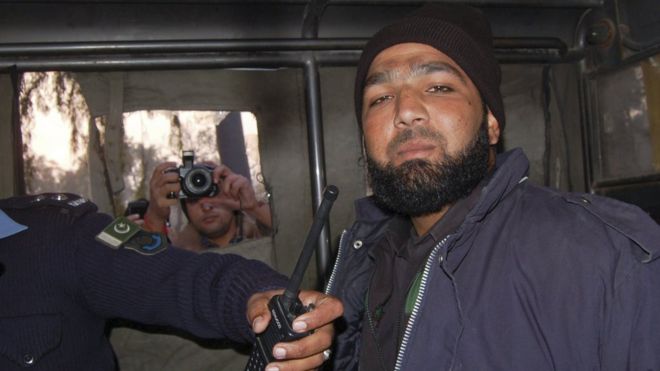 Малик Мумтаз Хуссейн Кадри, телохранитель, который убил губернатора Пенджаба Салмана Тасира, сфотографирован после того, как был задержан на месте стрельбы Тасера ??в Исламабаде, на этом изображении из файла 4 января 2011 года