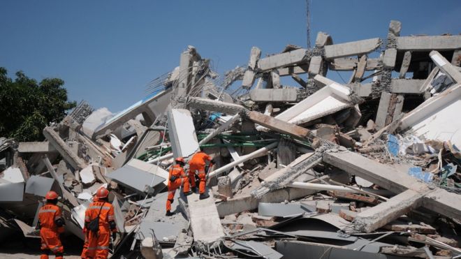 Индонезийская команда спасателей ищет жертв и выживших в пострадавшем от землетрясения отеле Roa Roa в Палу