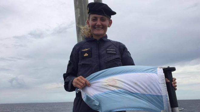 Eliana Krawczyk con uniforme y una bandera argentina. (Foto: La Nación)