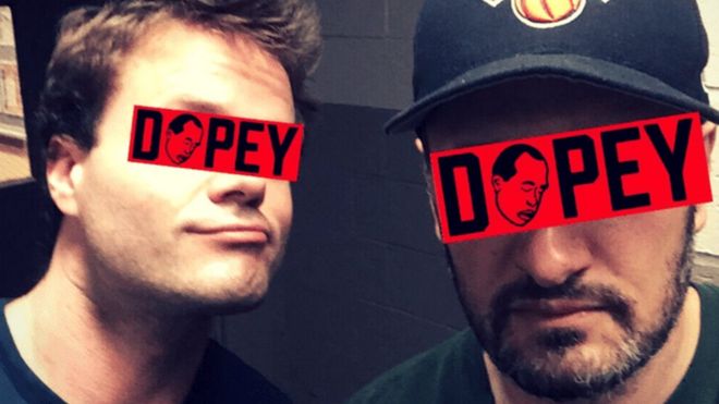Os apresentadores do podcast Dopey, Chris e Dave, posam para foto com tarjas vermelhas com o nome do programa cobrindo os olhos