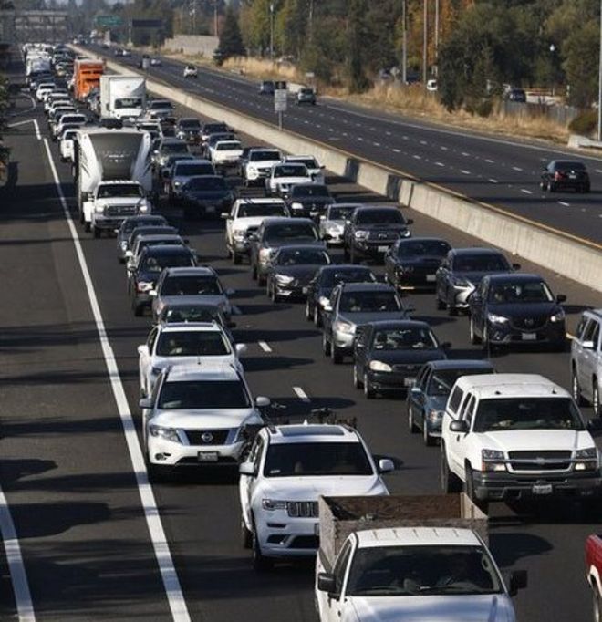 Транспортные средства едут на юг по шоссе 101, жители эвакуируют города в ожидании ожидаемого ветра 26 октября 2019 года в Виндзоре, Калифорния