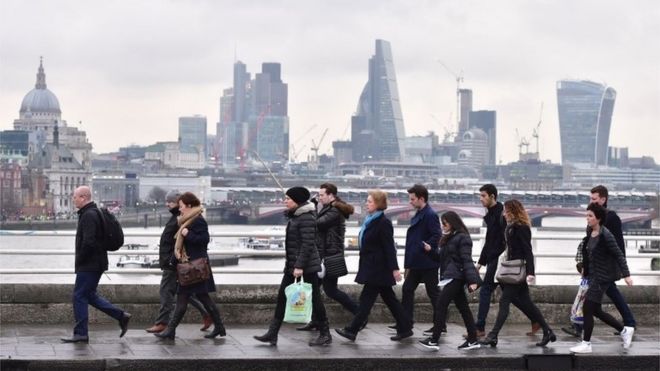 Почти четверть занятых в настоящее время ищут новые должности. рабочие на Лондонском мосту