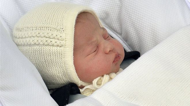 Принцесса новорожденного ребенка, рожденная от родителей Кейт Герцогиня Кембриджская и принц Уильям, несется в автомобильном кресле от отца из крыла Линдо в больнице Святой Марии в Лондоне, в субботу, 2 мая 2015 года.
