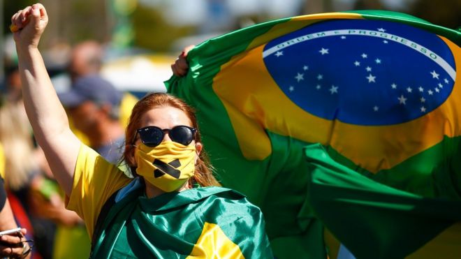 Pessoas participam de protesto a favor do presidente e contra o governador de Brasília em 14 de junho