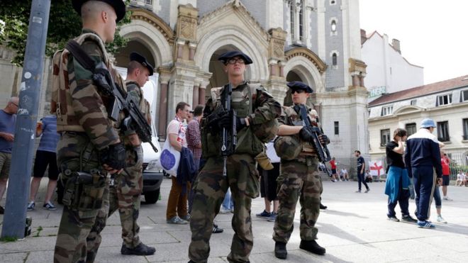 Французские солдаты патрулируют на улицах Сент-Этьена