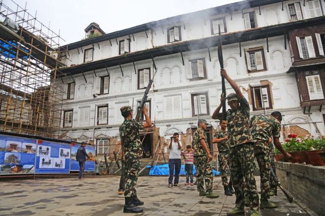 नेपाली सेनाको टुकडीले बढाइँ दिँदै