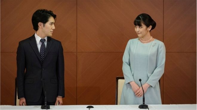 結婚後、報道陣の前で心境を読み上げた眞子さんと小室さん（26日午後、都内）