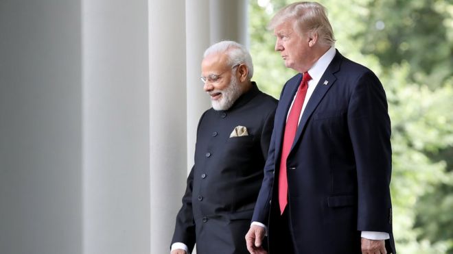 НАС.Президент Дональд Трамп и премьер-министр Индии Нарендра Моди выходят из Овального кабинета, чтобы выступить с совместными заявлениями в Розовом саду Белого дома 26 июня 2017 года в Вашингтоне, округ Колумбия