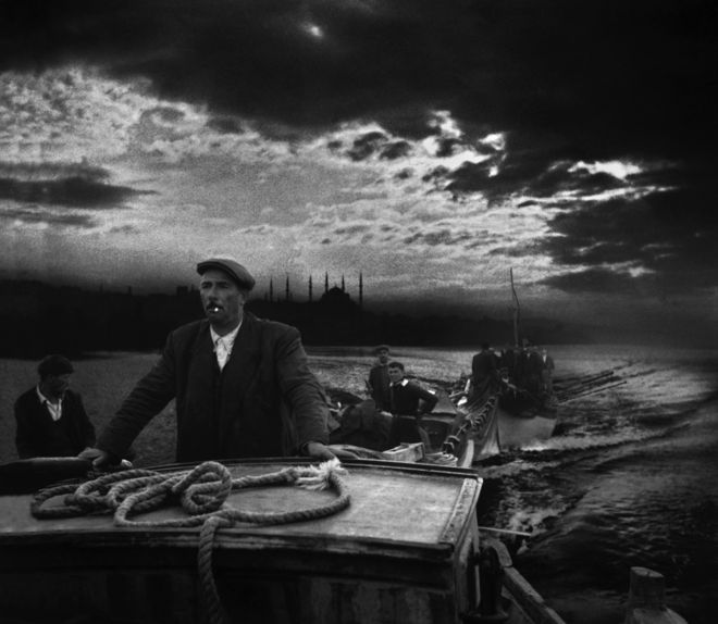 Рыбаки Кумкапы возвращаются в порт при первом свете рассвета. 1950
