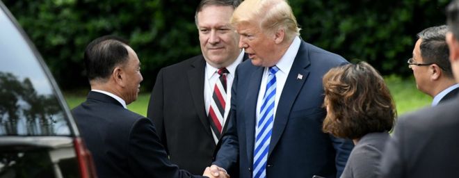 Президент США Дональд Трамп (C-R) в окружении госсекретаря США Майка Помпео пожимает руку северокорейскому Ким Ён Чолу