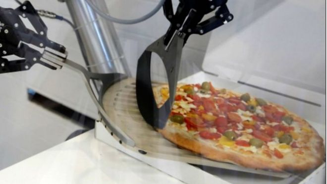 робот делает пиццу
