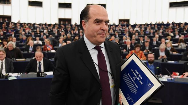 Лидер оппозиции Венесуэлы Хулио Борхес уходит после того, как получил Европейскую парламентскую премию имени Сахарова за права человека в Европейском парламенте в Страсбурге