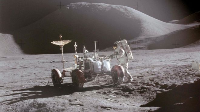 Астронавт Дэвид Скотт приближается к Лунному транспортному средству (LRV) во время миссии Аполлон-15, июль 1971 г.