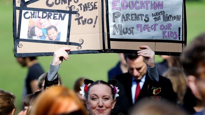 Родители в Брайтоне протестуют школьные тесты