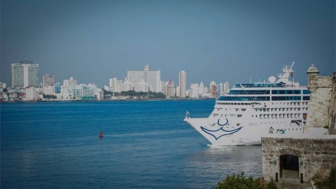 Первый круизный корабль США-Куба, который прибудет в островную страну за последние десятилетия, заходит в порт Гаваны 2 мая 2016 года.