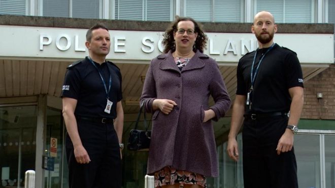 Полицейские шотландские офицеры с жертвой преступления на почве ненависти Кэтлин Лаудер
