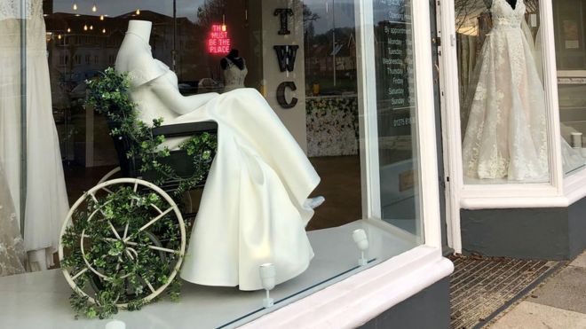 Белая коллекция их витрины для новобрачных в Северном Сомерсете с манекеном в инвалидной коляске