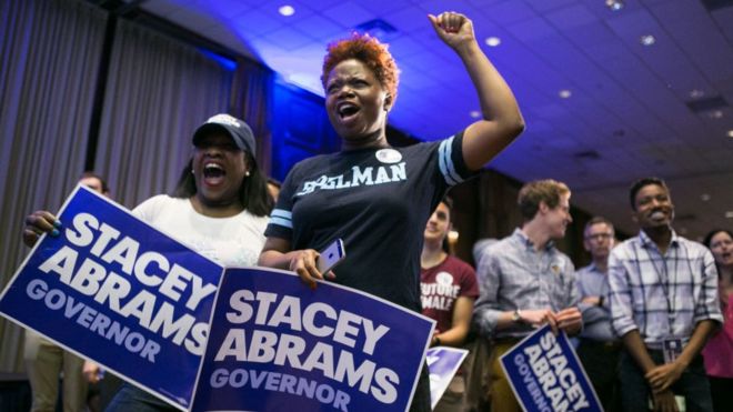Сторонники Стейси Абрамс празднуют ее победу в ночь на демократических первичных выборах.