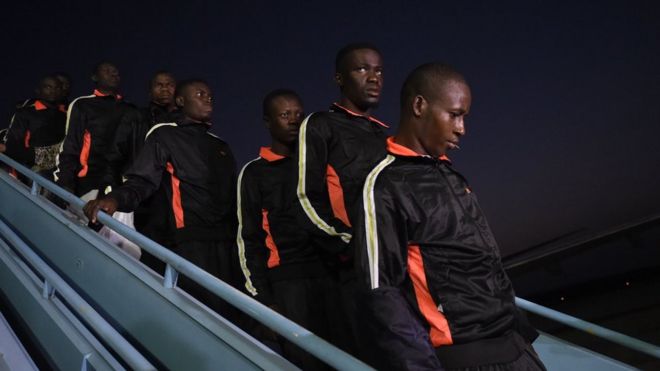 Возвращающиеся возвращаются с чартерного самолета, который привез домой 150 мигрантов из Ливии в международном аэропорту Муртала Мухаммед в Лагосе 5 декабря 2017 года.