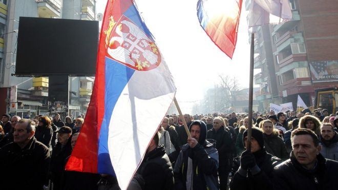Этнические сербы протестовали в северной части Косово, размахивая сербскими флагами
