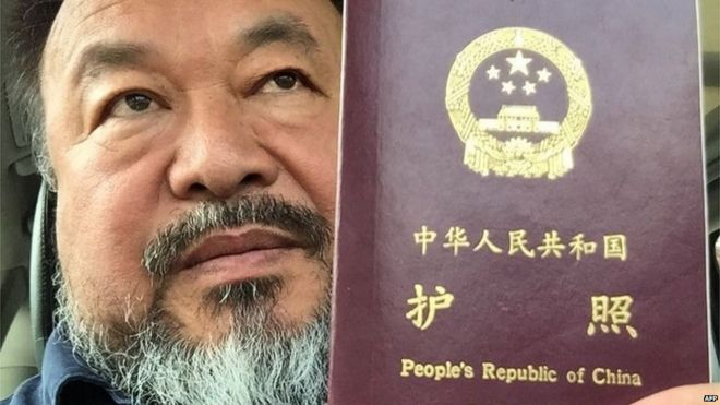 На этой раздаточной картине, выпущенной китайским художником-диссидентом Ай Вэйвэем 22 июля 2015 года, изображен Ай Вэйвэй, позирующий со своим паспортом в Пекине.