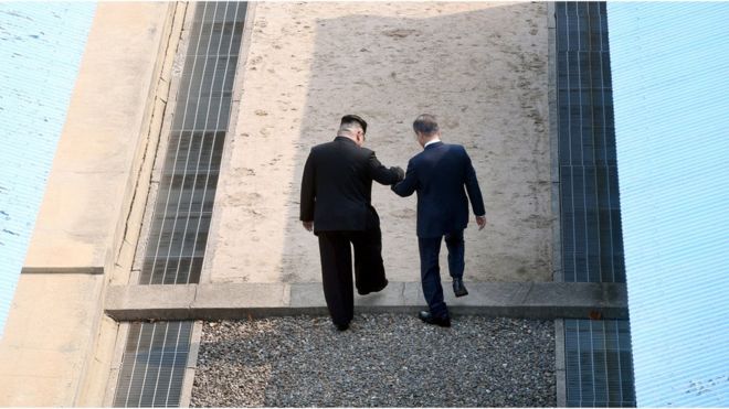 استوقف اللقاء التاريخي بين زعيمي الكوريتين الجنوبية والشمالية، المغردين عربيا وعالميا.