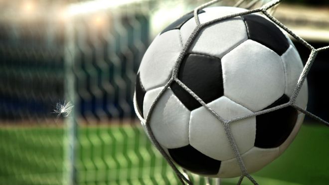 футбольный мяч в сетке ворот