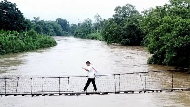 คนเดินข้ามสะพาน