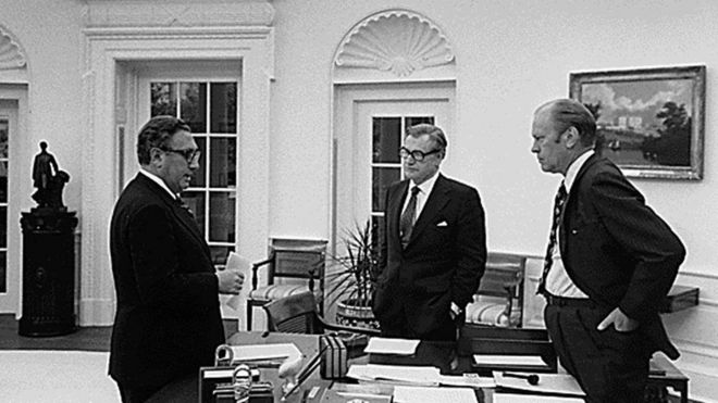 Henry Kissinger với Phó Tổng thống Nelson Rockerfeller và Tổng thống Gerald Ford năm 1974