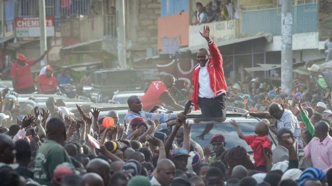 Президент Кении Ухуру Кеньятта делает жест, выступая с крыши автомобиля во время политического митинга в Найроби, 23 октября 2017 года