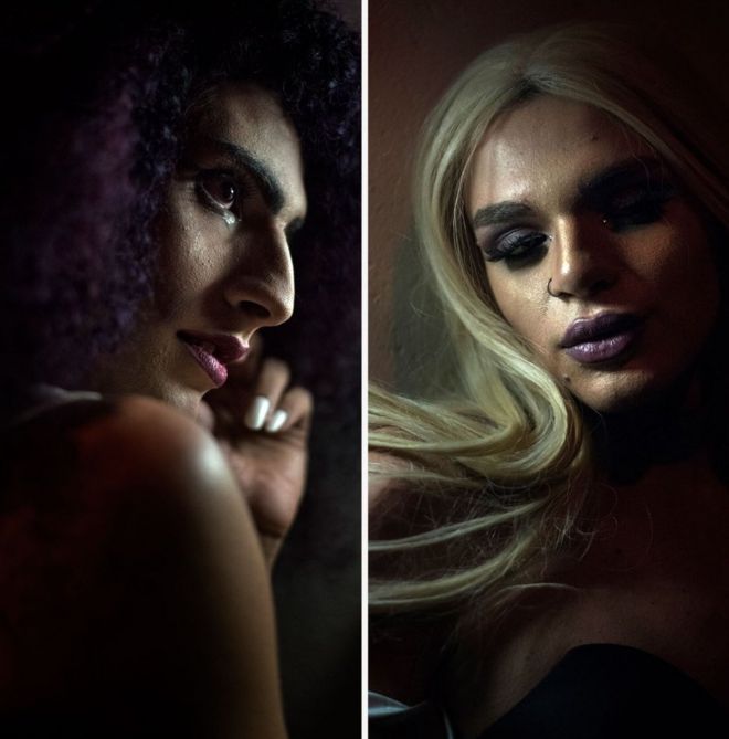 Трансвеститы Робин Хос и Андреа позируют для портретов