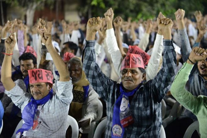 На его снимке, сделанном 18 ноября 2017 года, изображены сторонники Хардика Пателя, лидера «Патидар Анамат Андолан Самити» (ПААС), участвующего в собрании во время «Адхикар Саммелана» в Мансе, примерно в 50 км от Ахмедабада