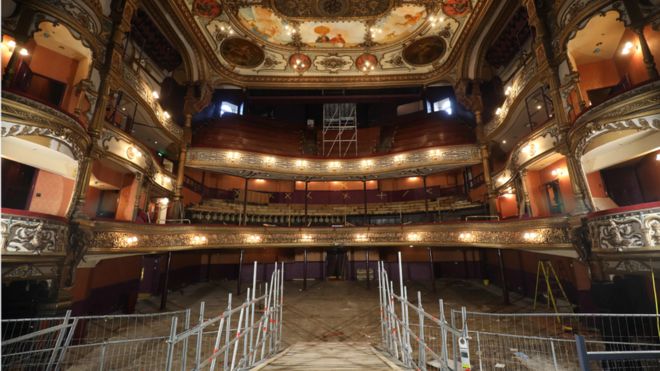 Строительные леса и строительные материалы в зале Большого оперного театра