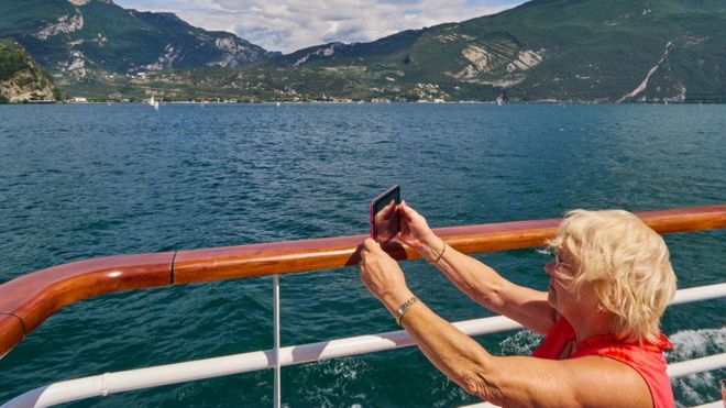 İtalya'nın Garda bölgesini gezen yaşlı bir turist