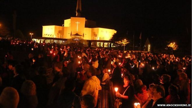 Процессия при свечах возле базилики Knock во время ежегодной Новены