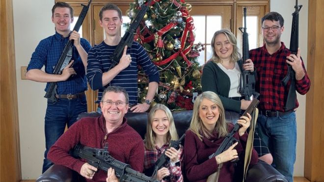 Le député Thomas Massie et sa famille possèdent une collection de fusils d'assaut de type militaire